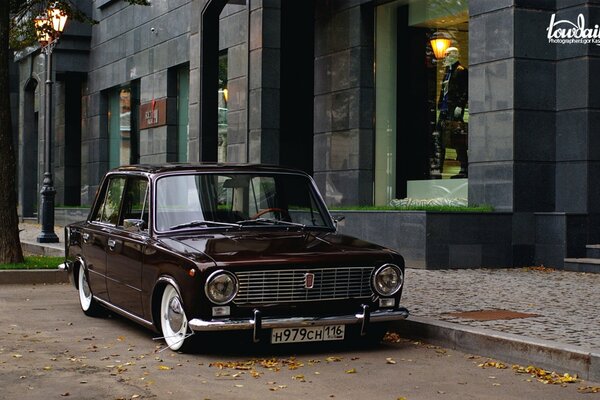 Lada Lada en la calle de la ciudad de otoño