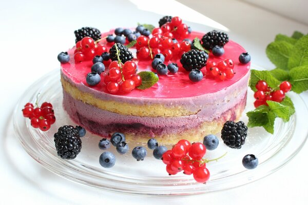 Ein zarter Mousse-Kuchen ist mit Beeren verziert