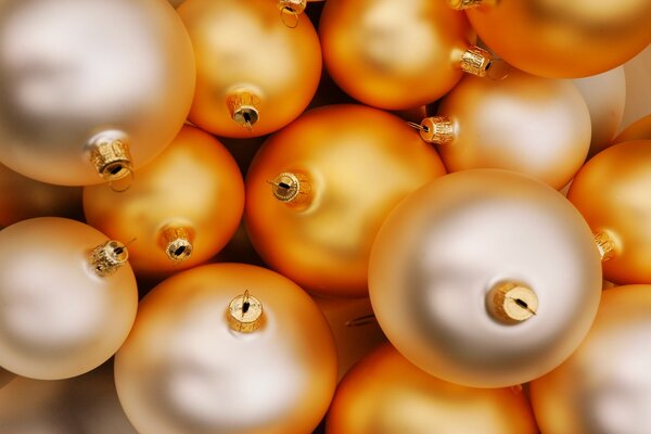 Goldene Christbaumkugeln für das neue Jahr