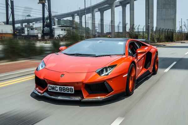 Vista frontale della Lamborghini Aventador lp900-4 molto veloce arancione