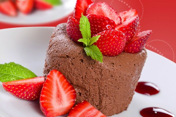 Mousse au chocolat avec décoration de fraises