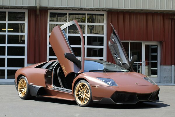 Brązowe Lamborghini z drzwiami podnoszonymi do góry