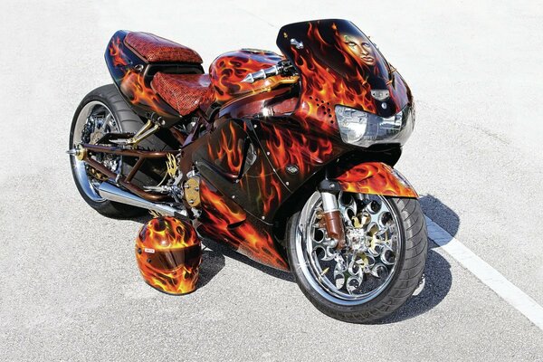 Tuning-Sportbike mit Flammenmuster