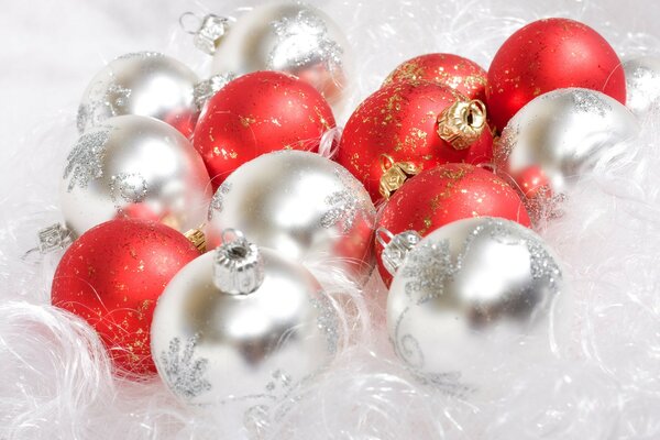 Bolas de Navidad blancas y plateadas