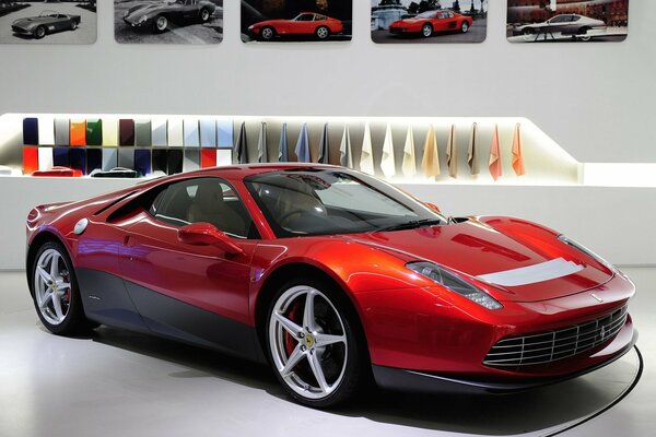 Schickes zweitüriges rotes Ferrari-Auto