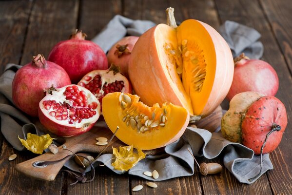 Naturaleza muerta granadas y calabazas