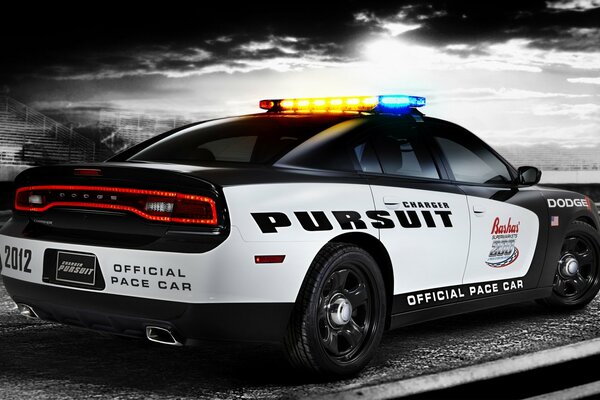 Police car Charger pursuit Monte sur fond noir et blanc