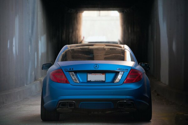 Bleu tuning Mercedes-benz dans les tunnels