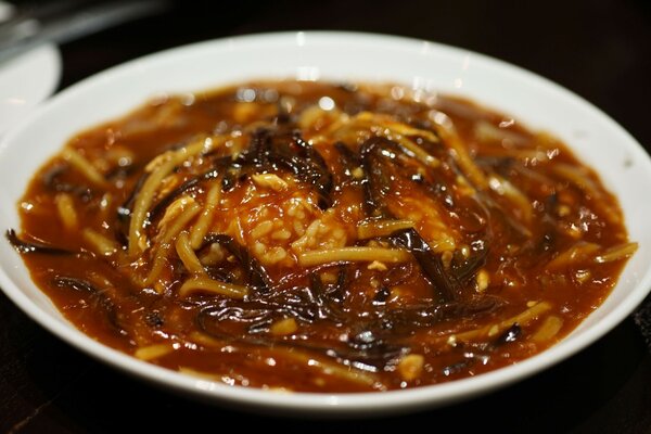 Fideos con arroz en salsa de tomate