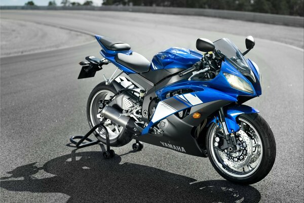 Moto Yamaha sulla pista ad alta velocità