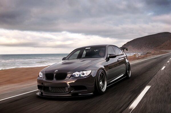 Szary jasny sportowy BMW ściga się z prędkością