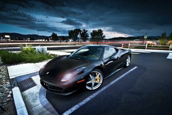 Ferrari 458 italia en el fondo con el cielo nocturno