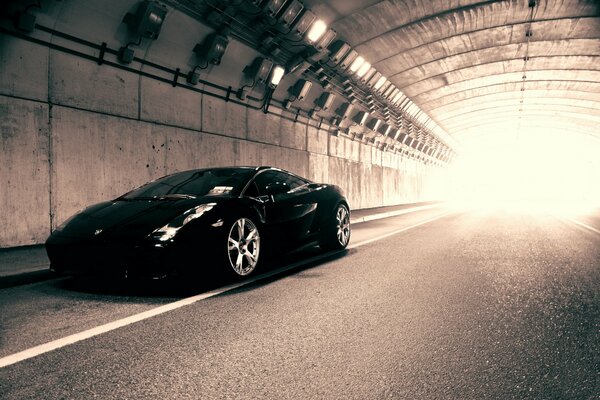 Schwarzer Lamborghini in einer Tonne mit Licht