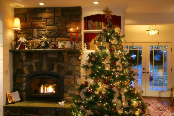 Arbre de Noël près de la cheminée dans une chambre confortable