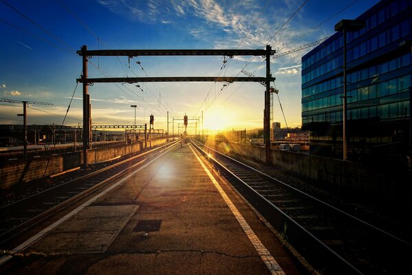 Coucher de soleil à la gare avec le chemin de fer