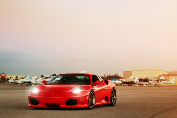 Ferrari f - 430 rojo en el aeródromo vista frontal