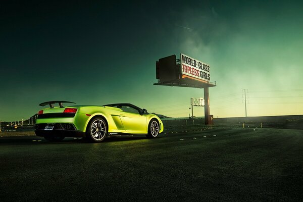 Lamborghini gallardo sur la route