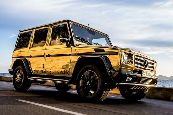 Gelber Jeep Mercedes Benz unterwegs