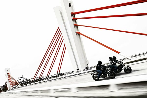 Motocyclistes montent sur le pont fond blanc