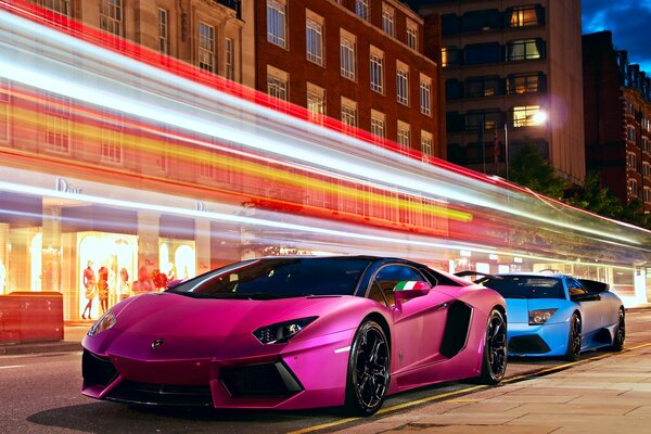 Lamborghini aventador et la lumière de la ville de nuit