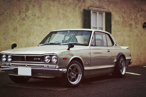 Hermoso coche de plata nissan