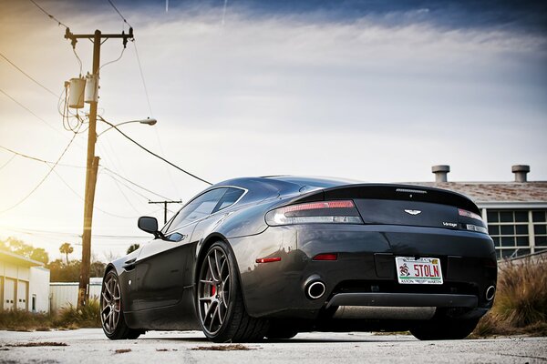 Aston martin en una pequeña ciudad