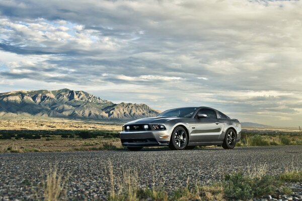 Ford plateado en medio de montañas y nubes