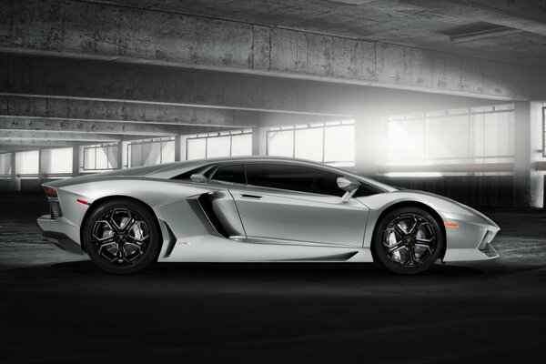 Voiture Lamborghini couleur argent dans le bâtiment