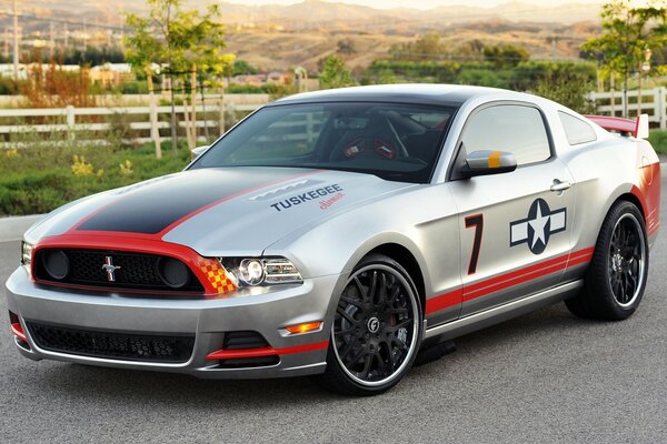 Schöner Ford Mustang gt mit Tuning und roten Schwänzen