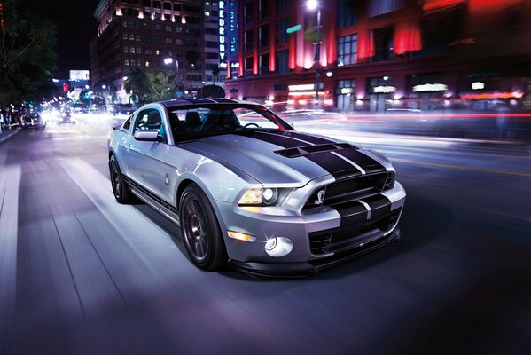 Ford Mustang w nocnej metropolii