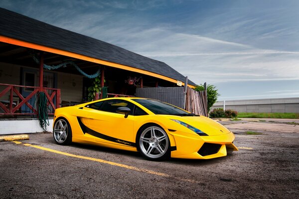 Gelber Lamborghini auf dem Parkplatz