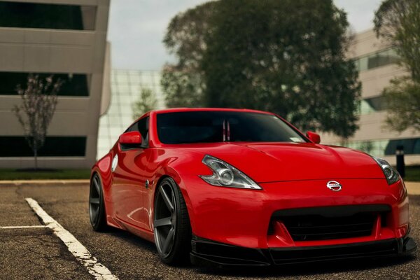 Rouge tuning nissan 370Z dans le parking