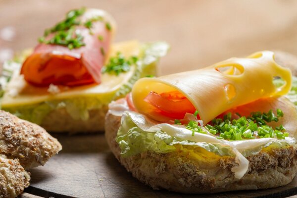 Sandwichs au jambon et au fromage appétissants