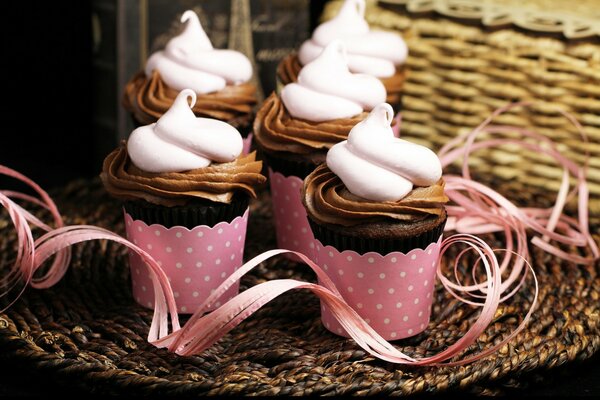 Dessert cupcakes con crema in cestini