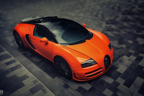 La nouvelle Bugatti Veyron orange se tient sur la route