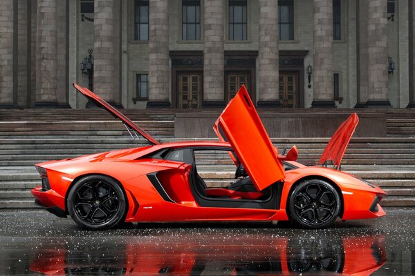 Lamborghini aventador LP700-4 naranja frente al edificio