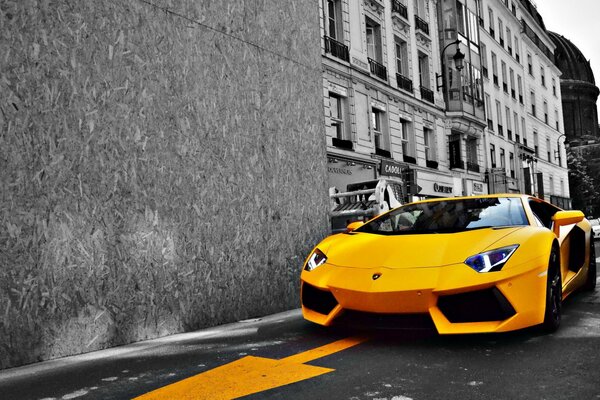 Lamborghini jaune sur la route dans la ville en noir et blanc