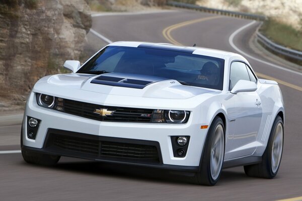 Chevrolet Camaro blanco en la carretera