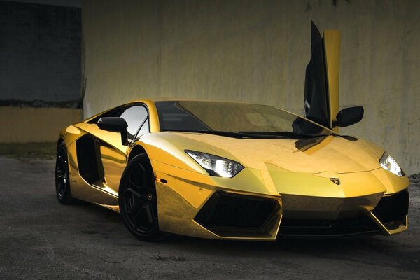 Lamborghini Aventador d oro con porta aperta