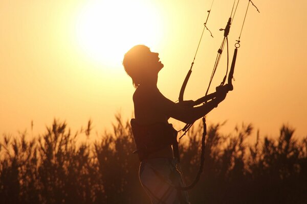 Mann mit Fallschirm bei Sonnenuntergang