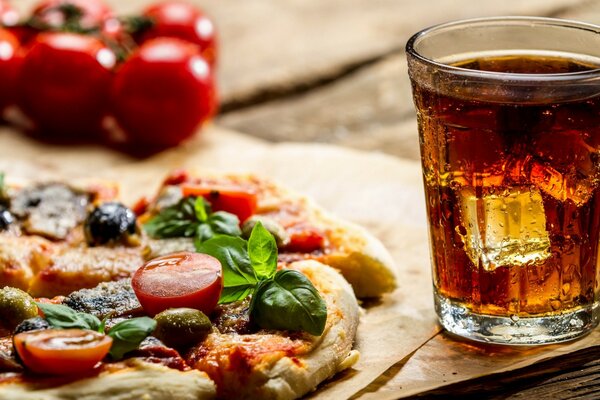 Coca-Cola con ghiaccio e pizza