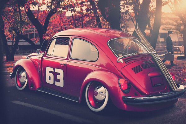 Czerwony Volkswagen retro na drodze jesienią