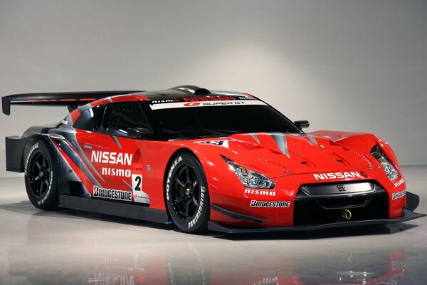 Voiture de sport rouge nissan