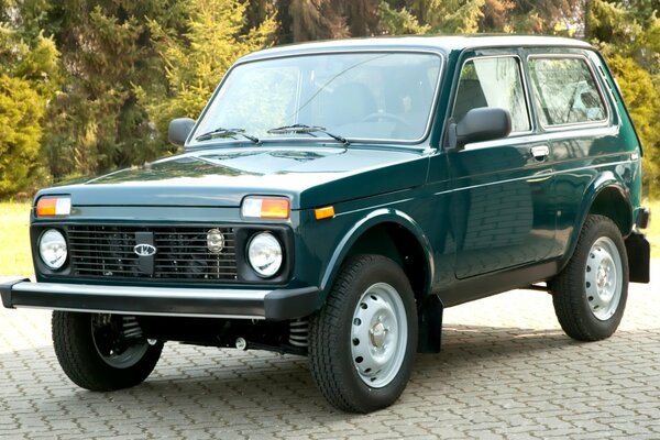 Emerald SUV Niva dans la forêt