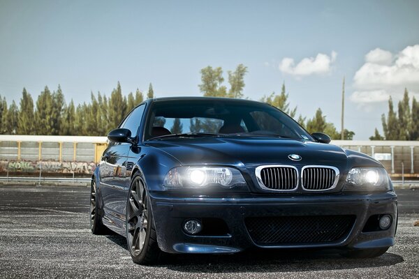 Bleu tuning BMW avec phares allumés