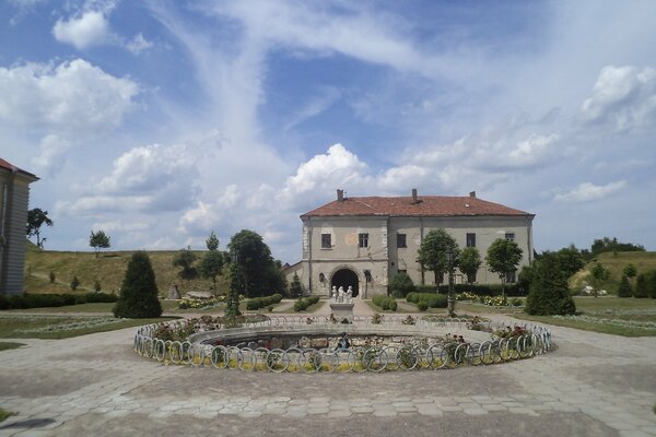 Castello dorato su uno sfondo bellissimo