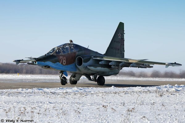 Avion d attaque su-25 sur la piste