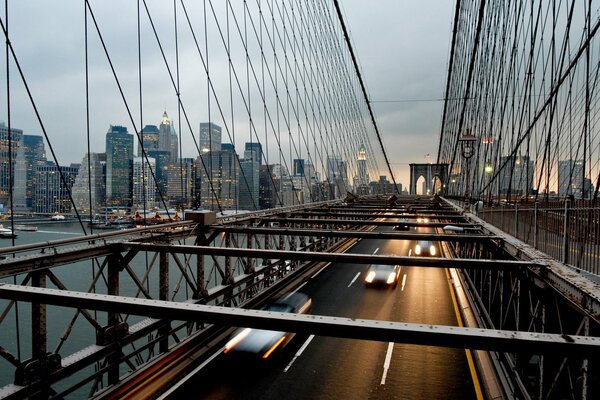 Puente de nueva York por la noche. Luces de coches