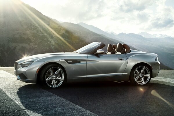 Silber BMW zagato Coupé in den Bergen