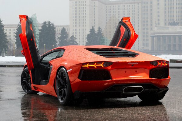 Orange Lamborghini Aventador LP700-4, vue arrière avec portes-ailes ouvertes